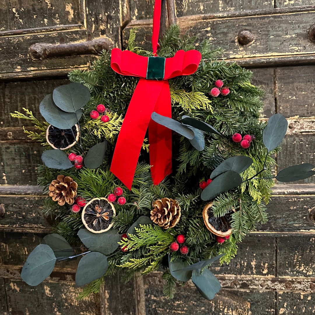 Real Christmas Garlands and Handmade Centerpieces: The Scent of Christmas in Your Home