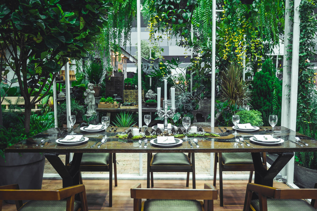 Why decorate with real plants and not artificial greenery: the smart choice for authentic and refreshing environments