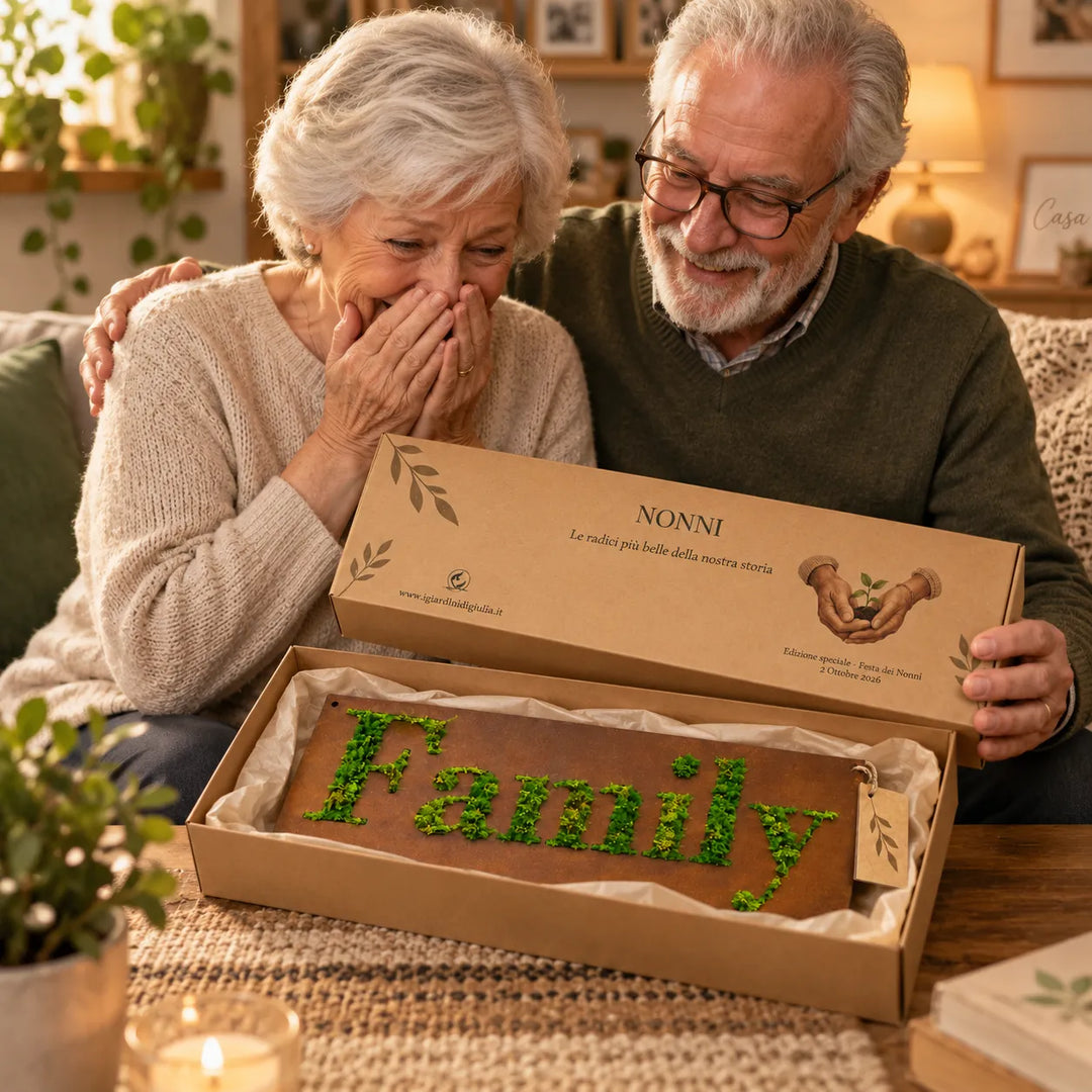 Nonni che aprono la scatola regalo con quadro FAMILY 40x18 cm decorato con muschio stabilizzato, idea regalo Festa dei Nonni