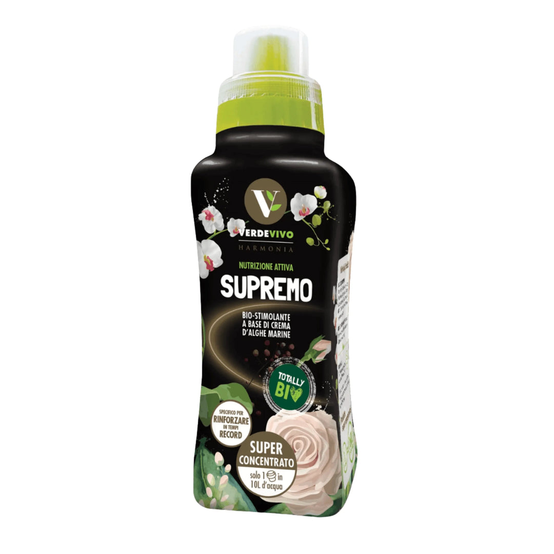 Flacone di concime liquido Verdevivo Harmonia Supremo, con etichetta nera decorata da fiori bianchi e rose. Il prodotto è un bio-stimolante super concentrato a base di crema di alghe marine, indicato per rinforzare le piante.