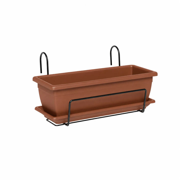 Fioriera rettangolare Nara color terracotta con sottovaso integrato e supporto metallico nero per fissaggio a ringhiera e balcone.