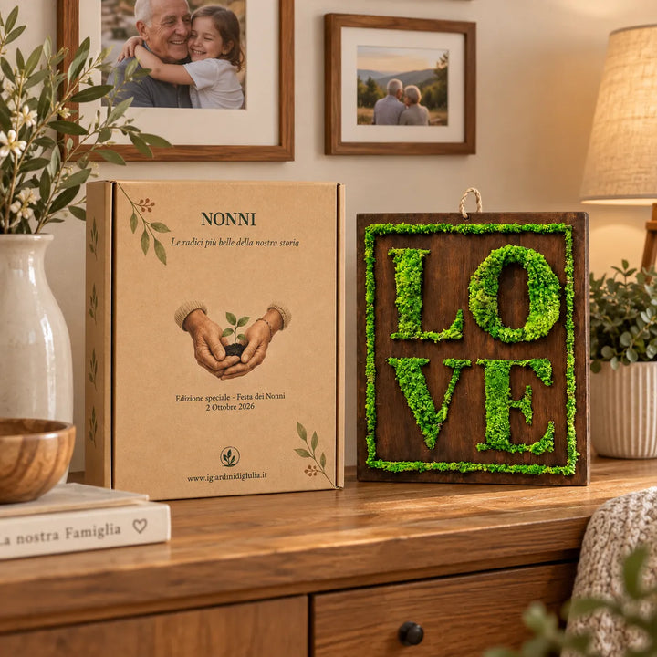 Quadro LOVE in muschio stabilizzato esposto accanto alla scatola regalo speciale per la Festa dei Nonni