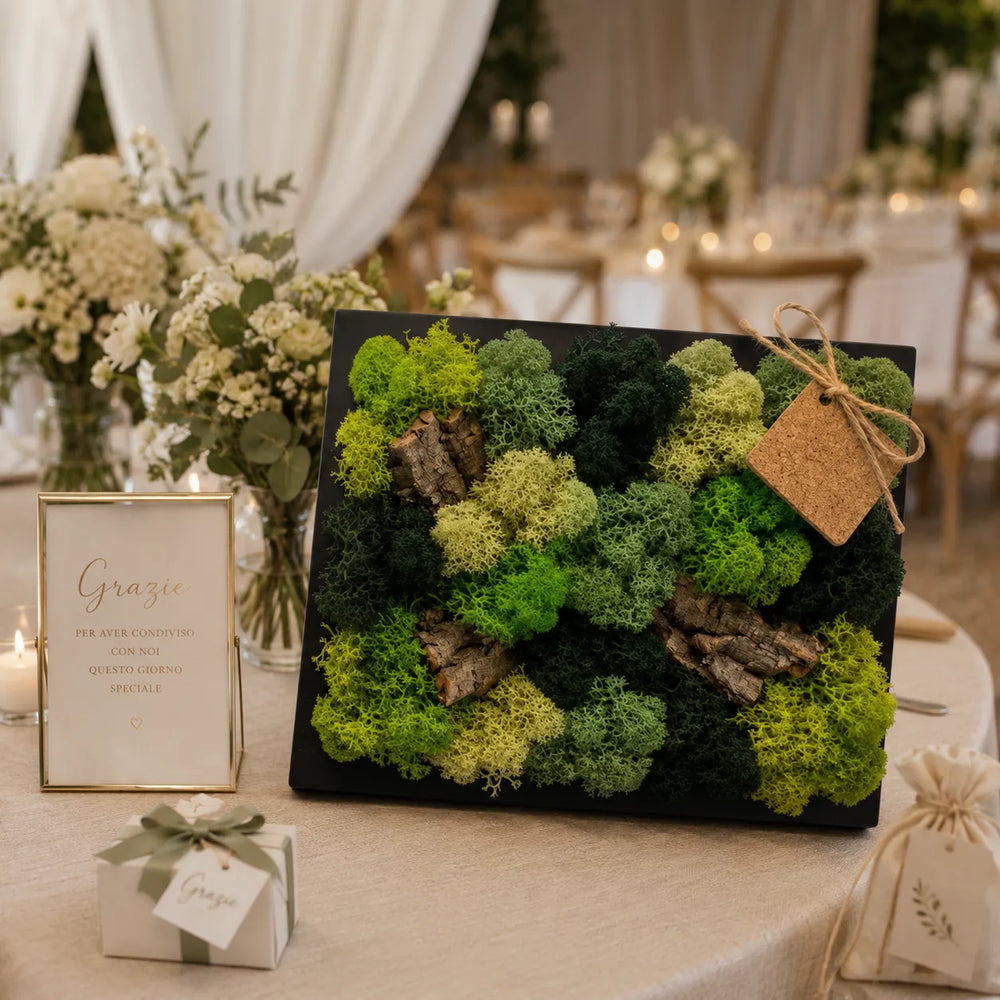 Quadro mini decorativo in muschio e licheni stabilizzati utilizzato come allestimento green per matrimonio con candele, bomboniere e fiori bianchi.