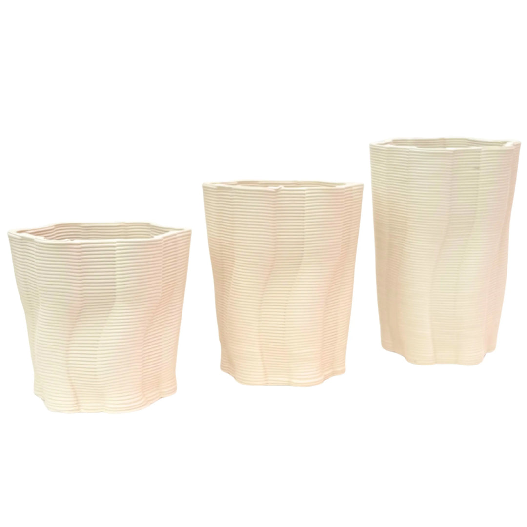 Set composto da tre vasi Venezia di diverse dimensioni realizzati in argilla bianca naturale.