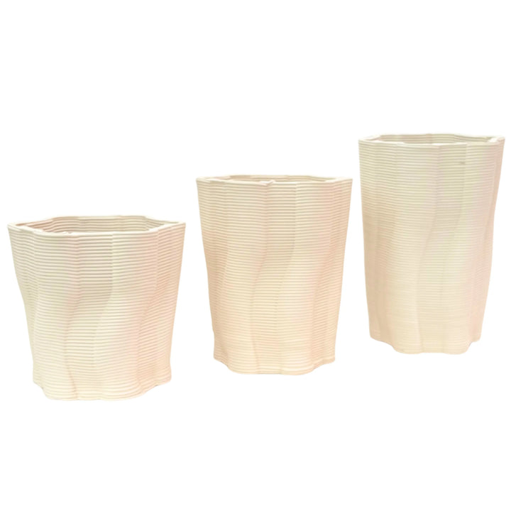 Set composto da tre vasi Venezia di diverse dimensioni realizzati in argilla bianca naturale.