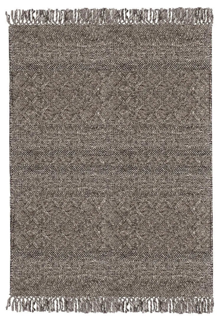 Tappeto artigianale in tonalità marrone scuro con texture geometrica e frange decorative su entrambi i lati

