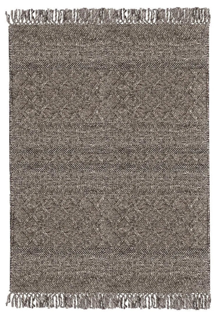 Tappeto artigianale in tonalità marrone scuro con texture geometrica e frange decorative su entrambi i lati

