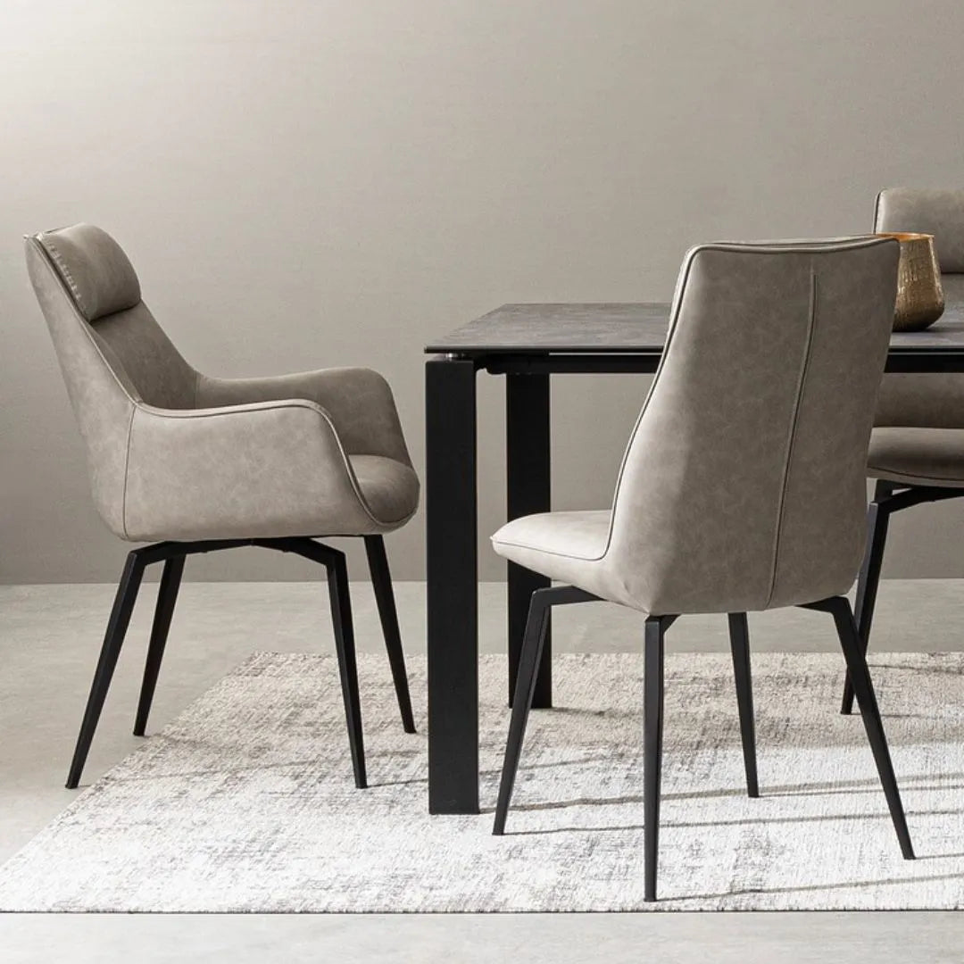 Tappeto Suri argento 200x290 cm abbinato a tavolo e sedie moderne in soggiorno