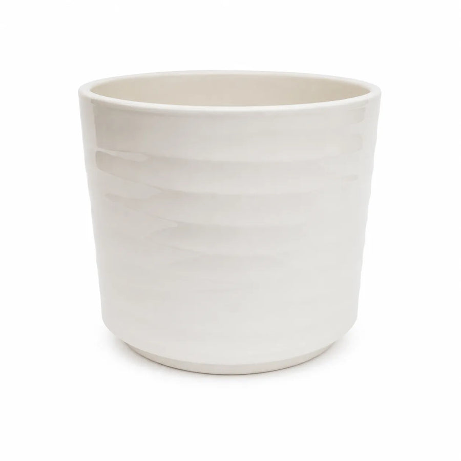 Vaso Cindy bianco in ceramica lucida con delicata lavorazione orizzontale, ideale per piante da interno e composizioni floreali moderne.
