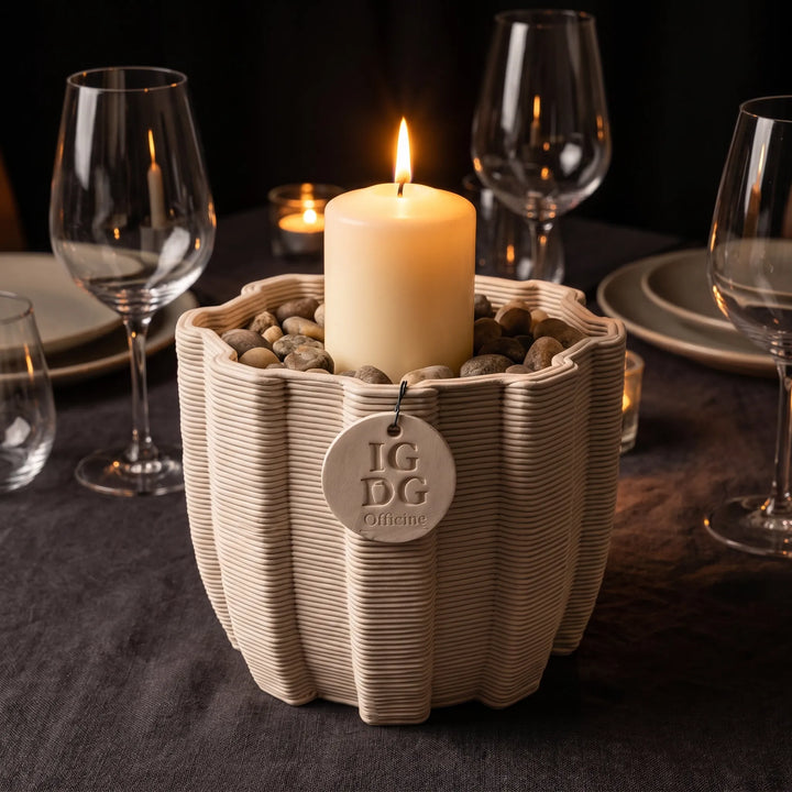 vaso in ceramica artigianale usato come centrotavola con candela e pietre decorative