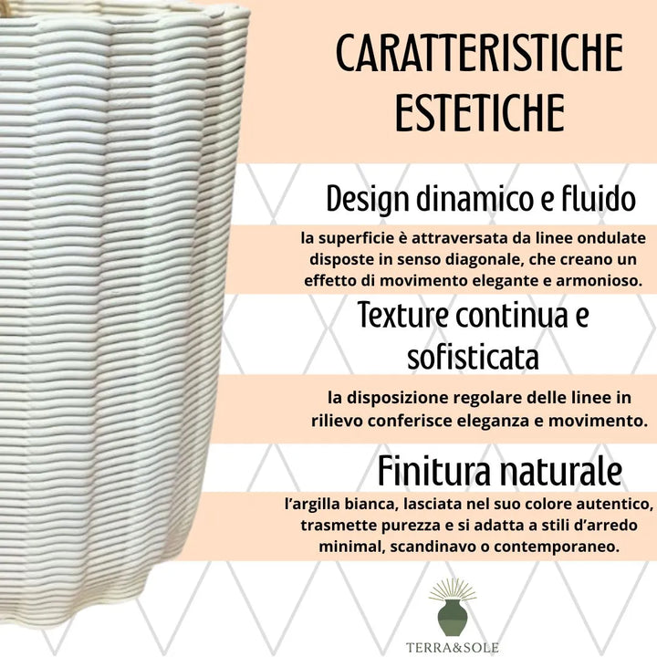 Dettaglio del vaso Giulia Ovale in argilla bianca con linee ondulate diagonali e sfondo beige, che illustra le caratteristiche estetiche del design Terra&Sole.