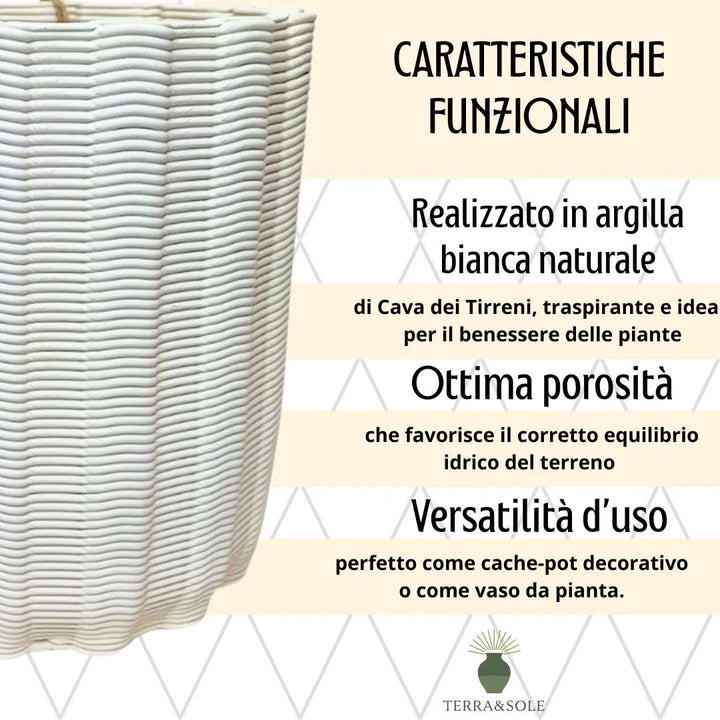 Primo piano del vaso Giulia Ovale in argilla bianca naturale con superficie a rilievo, accompagnato da testo che descrive la porosità e la versatilità d’uso del prodotto.