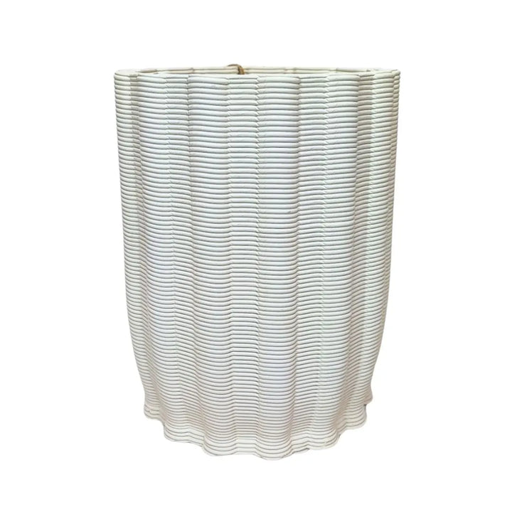 Vaso Giulia Ovale grande in argilla bianca, forma ovale allungata e texture a linee orizzontali sottili.