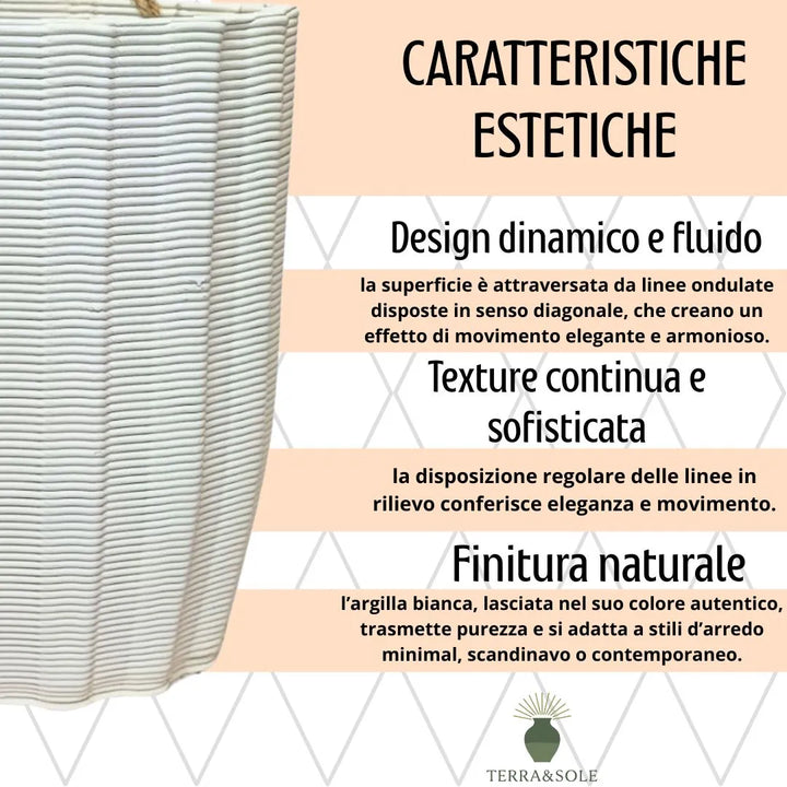 Dettaglio del vaso Giulia in argilla bianca con linee ondulate diagonali, accompagnato dal testo sulle caratteristiche estetiche e logo Terra&Sole.