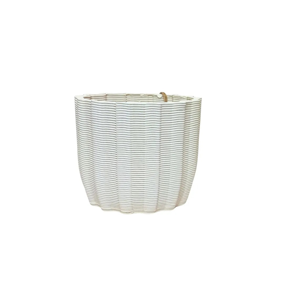 Vaso Giulia piccolo in argilla bianca naturale, finitura opaca e linee orizzontali ravvicinate, perfetto per piante da interno.