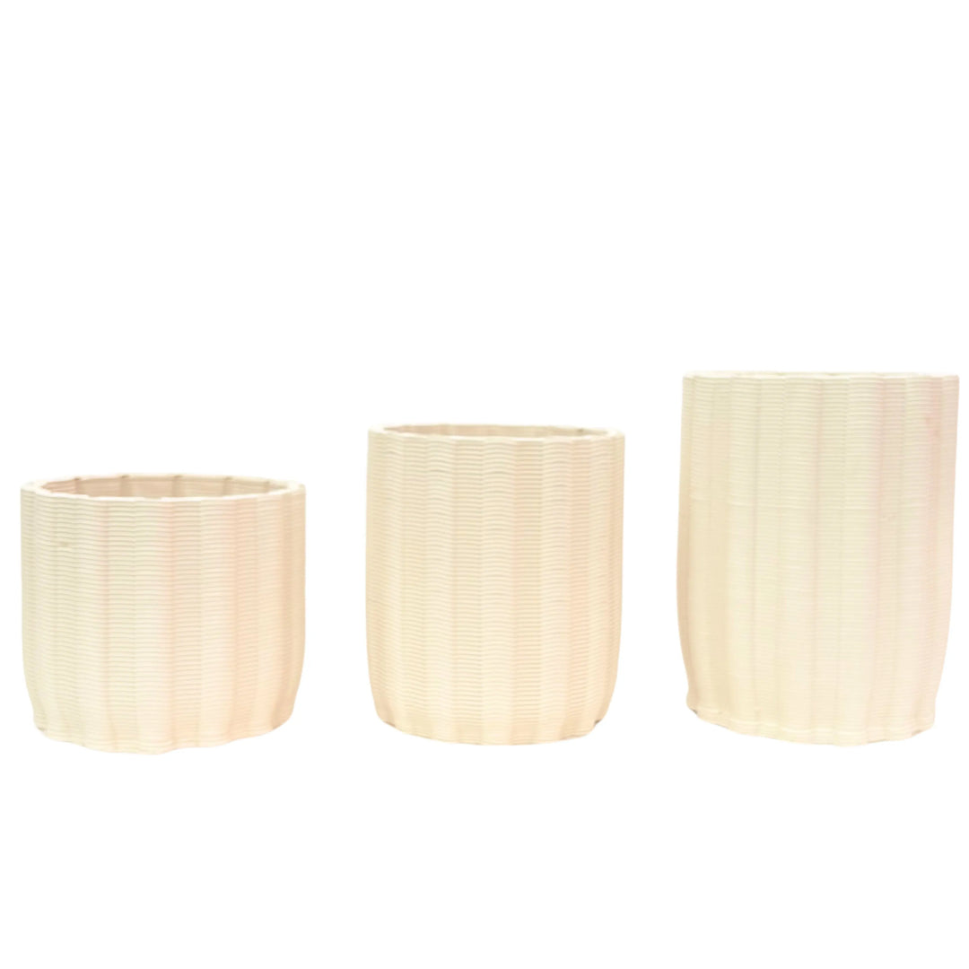 Tre vasi Giulia di diverse altezze in argilla bianca naturale, forma tondeggiante e texture regolare, su fondo neutro per catalogo.
