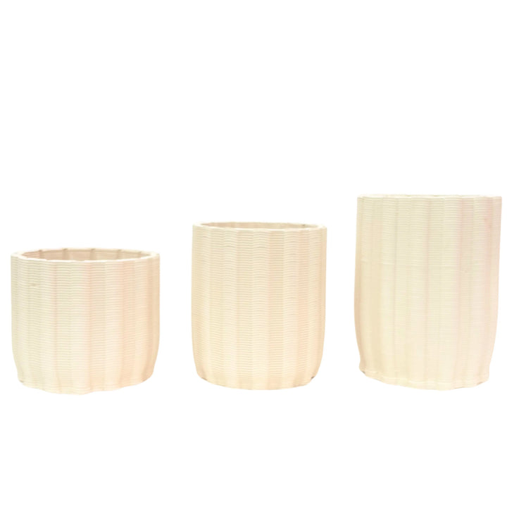 Tre vasi Giulia di diverse altezze in argilla bianca naturale, forma tondeggiante e texture regolare, su fondo neutro per catalogo.