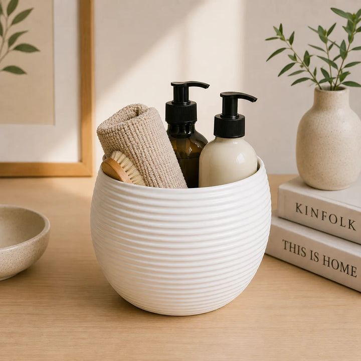 Vaso Sally bianco in ceramica con texture rigata utilizzato per contenere dispenser, asciugamano e accessori da bagno, ideale per arredare bagni dallo stile naturale ed elegante.