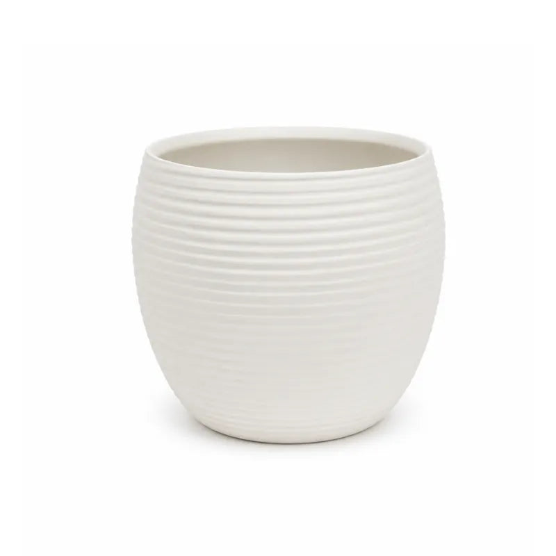 Vaso Sally bianco in ceramica dalla forma arrotondata con elegante texture rigata orizzontale, ideale per piante da interno e decorazioni moderne.