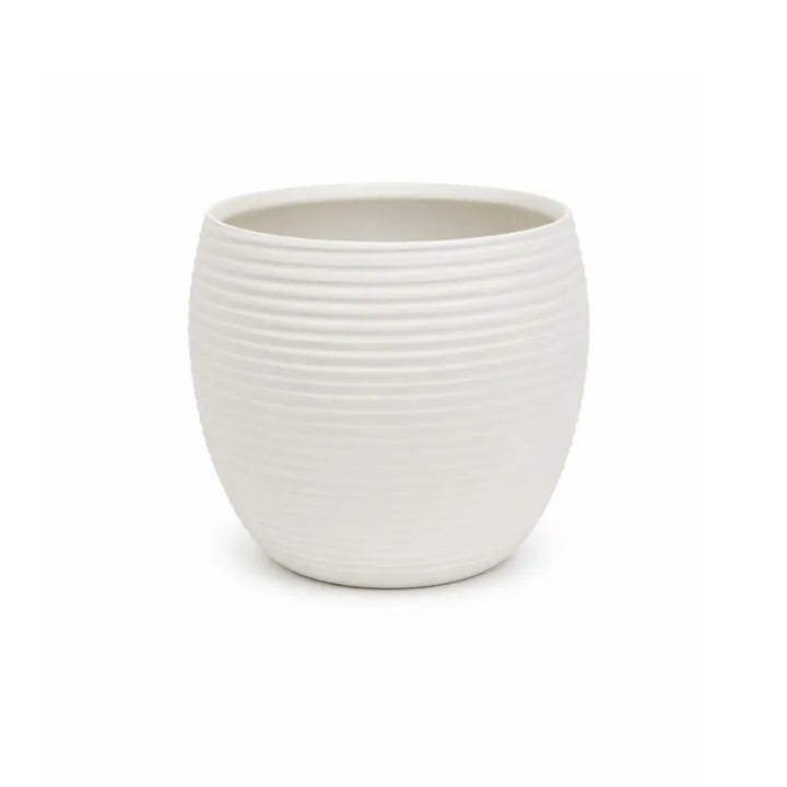 Vaso Sally bianco in ceramica dalla forma tondeggiante con eleganti righe orizzontali in rilievo, ideale per piante da interno e decorazioni moderne.