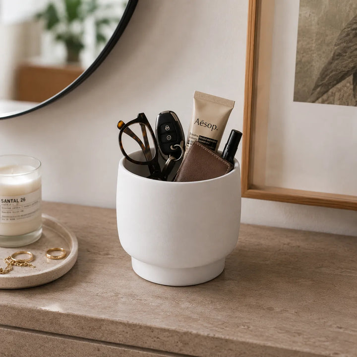 Vaso Sweet bianco in ceramica utilizzato come contenitore per occhiali, chiavi, portafoglio e piccoli accessori su mobile d’ingresso elegante.