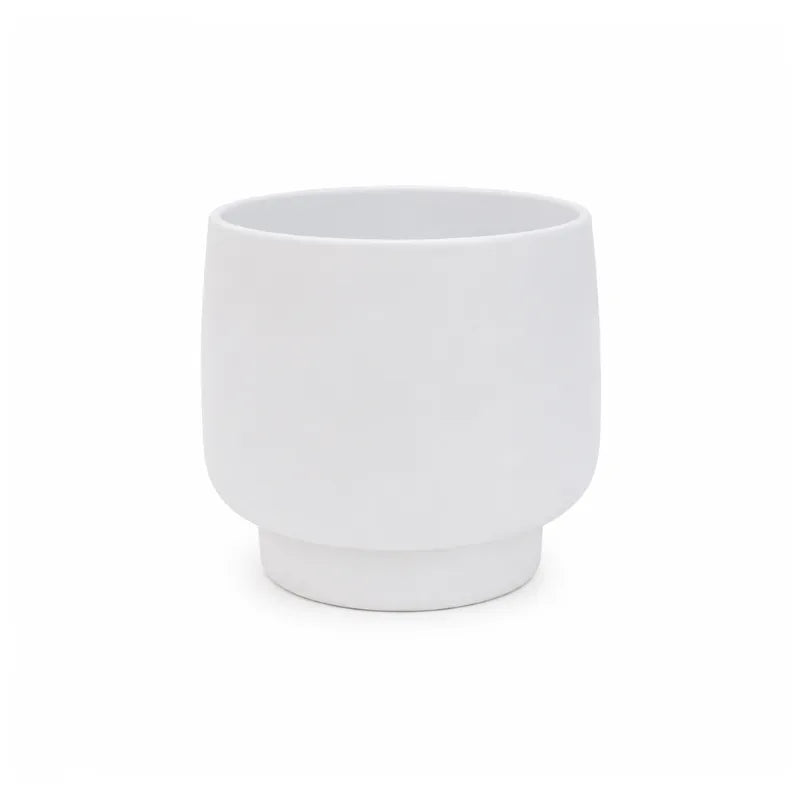 Vaso Sweet bianco in ceramica dalla forma arrotondata con base rialzata, ideale per piante da interno e decorazioni contemporanee.