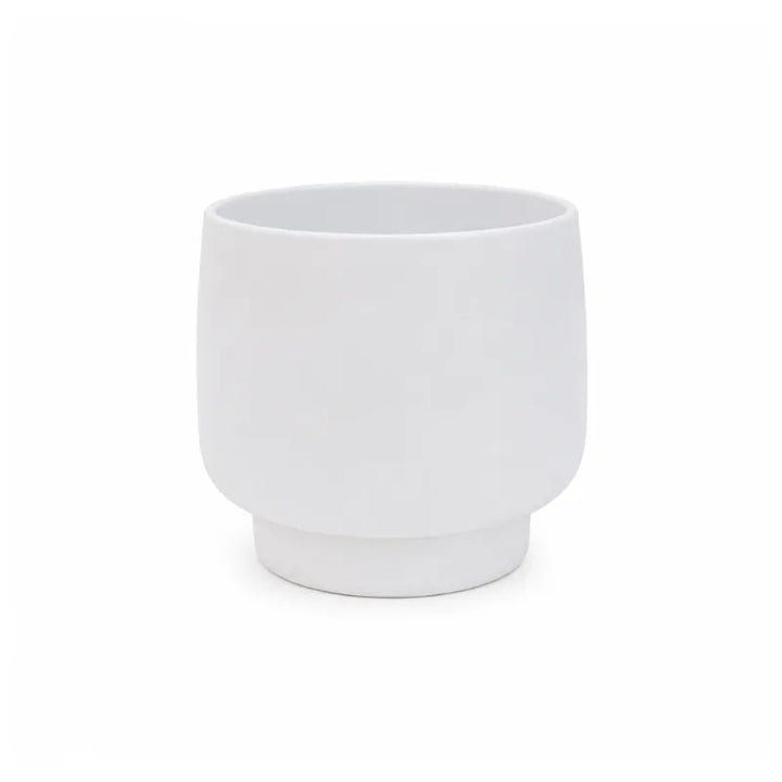 Vaso Sweet bianco in ceramica dalla forma arrotondata con base rialzata, ideale per piante da interno e decorazioni contemporanee.