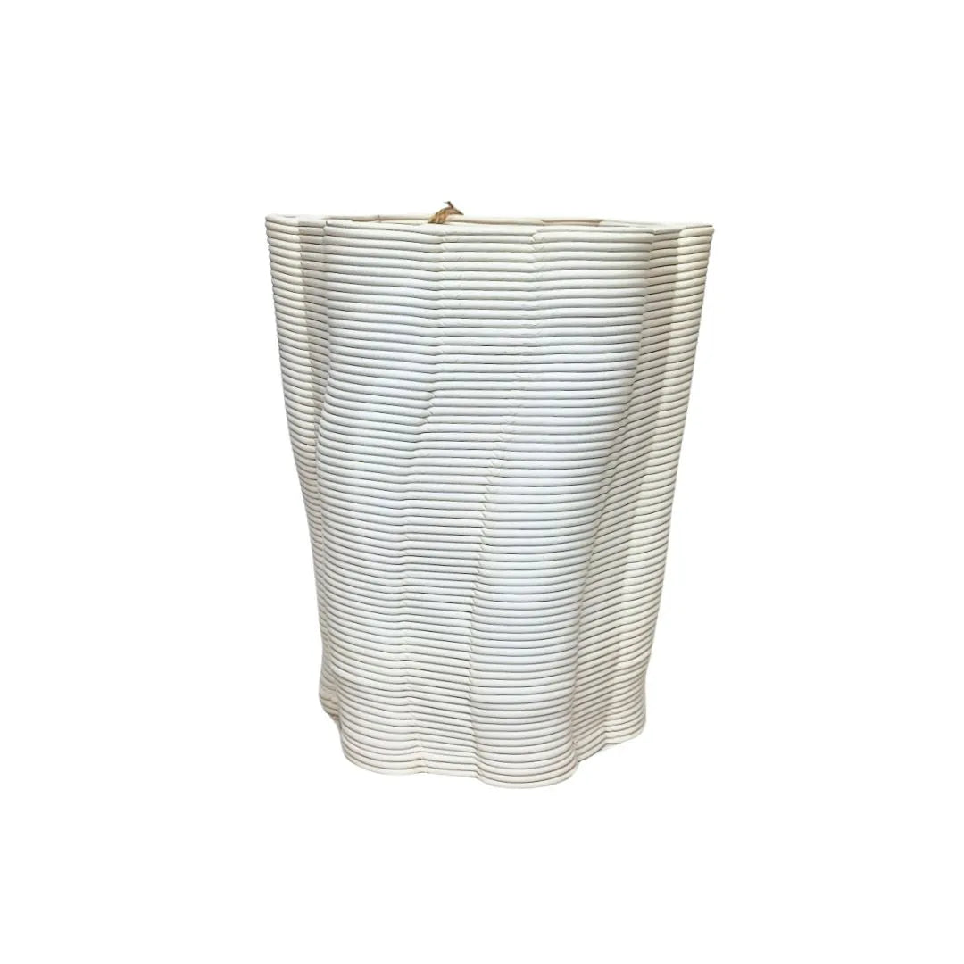 Vaso Venezia medio in argilla bianca naturale, forma irregolare e design tridimensionale.