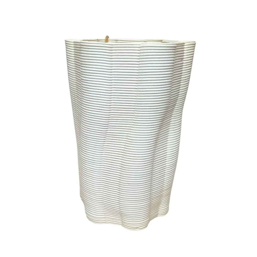 Vaso Venezia piccolo in argilla bianca con texture ondulata e profilo fluido.