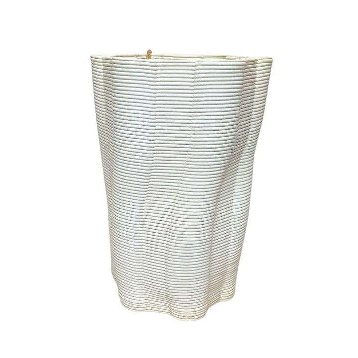 Vaso Venezia piccolo in argilla bianca con texture ondulata e profilo fluido.
