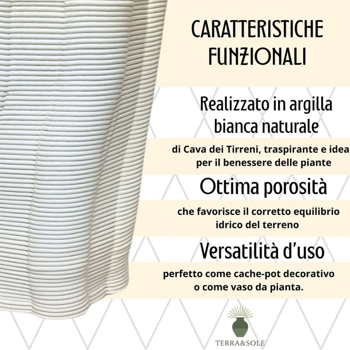Dettaglio del vaso Venezia in argilla bianca naturale con superficie a linee ondulate e logo Terra&Sole.