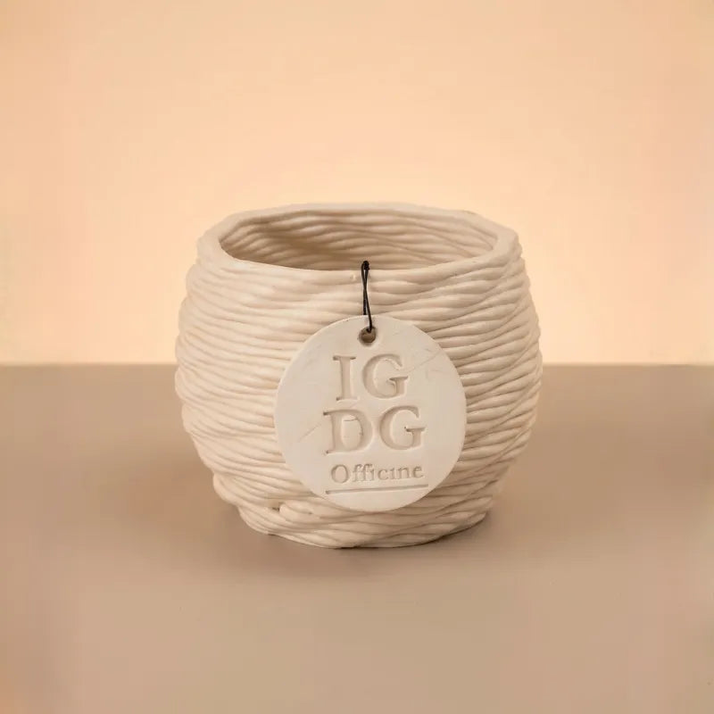 Vaso Carina in argilla diametro 9 cm con superficie ondulata su sfondo beige per piante da interno