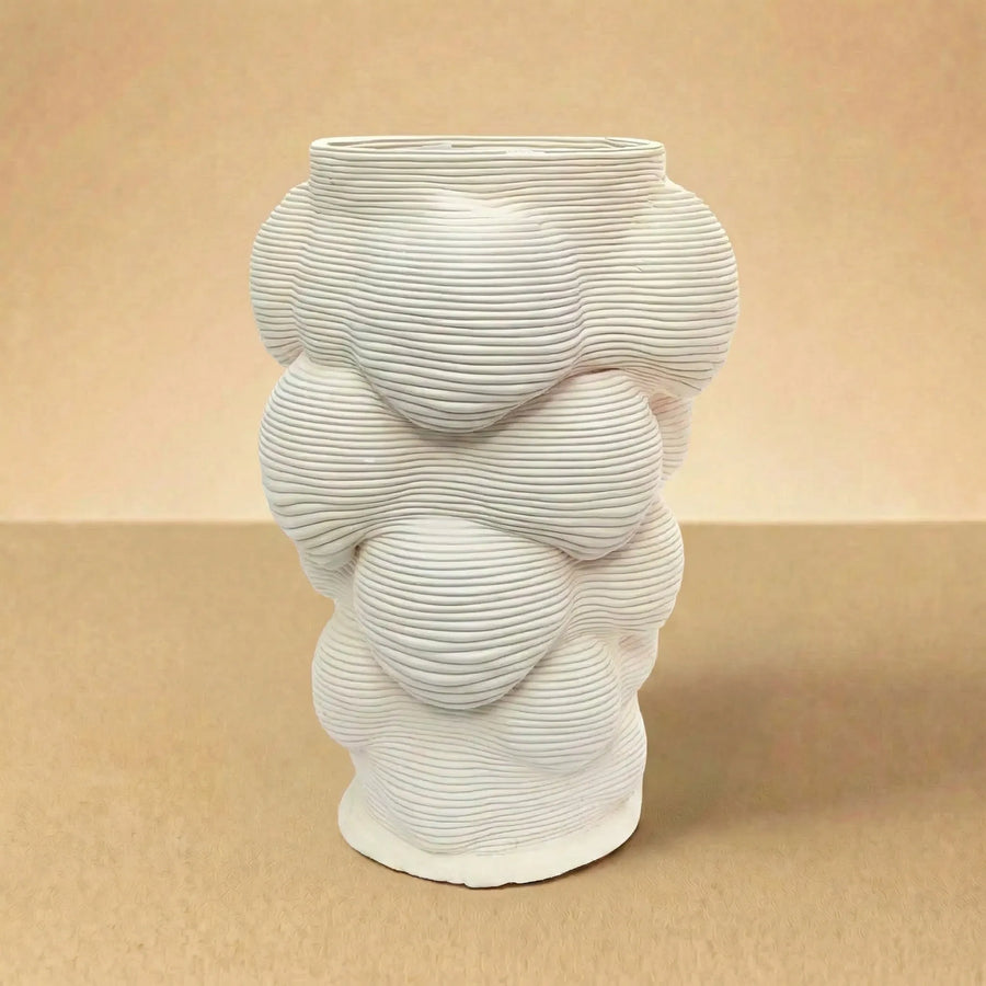 Vaso Gaudì in argilla con forma organica e texture ondulata design artistico