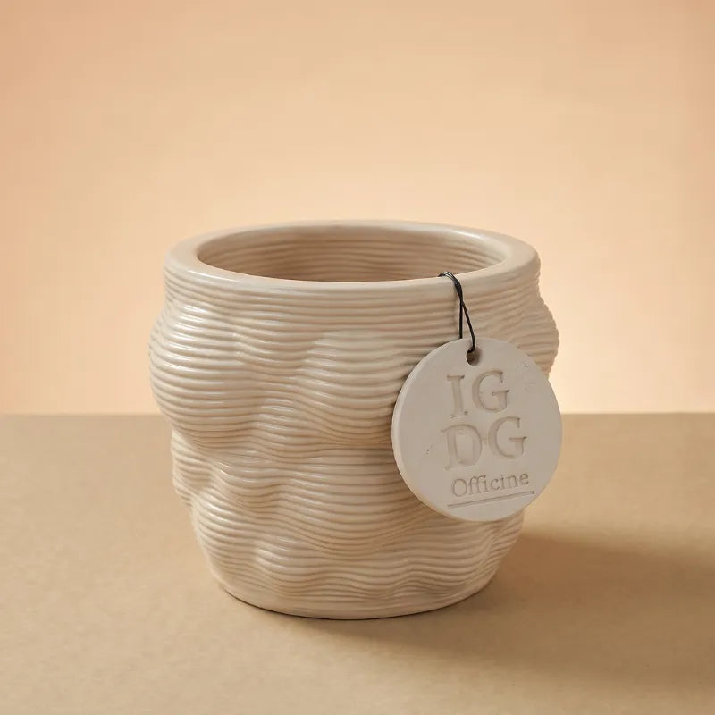 Vaso Alba in ceramica artigianale colore beige con superficie ondulata su sfondo neutro