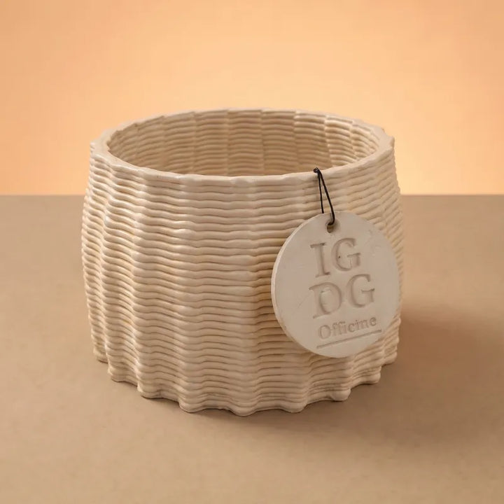 Vaso Dioniso basso in ceramica beige con texture rigata e forma cilindrica decorativa