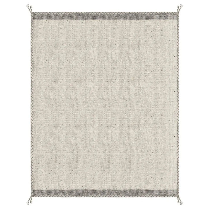 Tappeto Chathu beige in soggiorno moderno con libreria in legno

