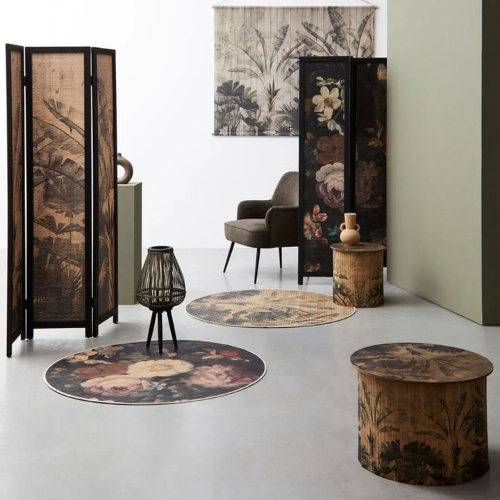 Tappeti tondi con stampe floreali e tropicali inseriti in ambiente chiaro con elementi etnici