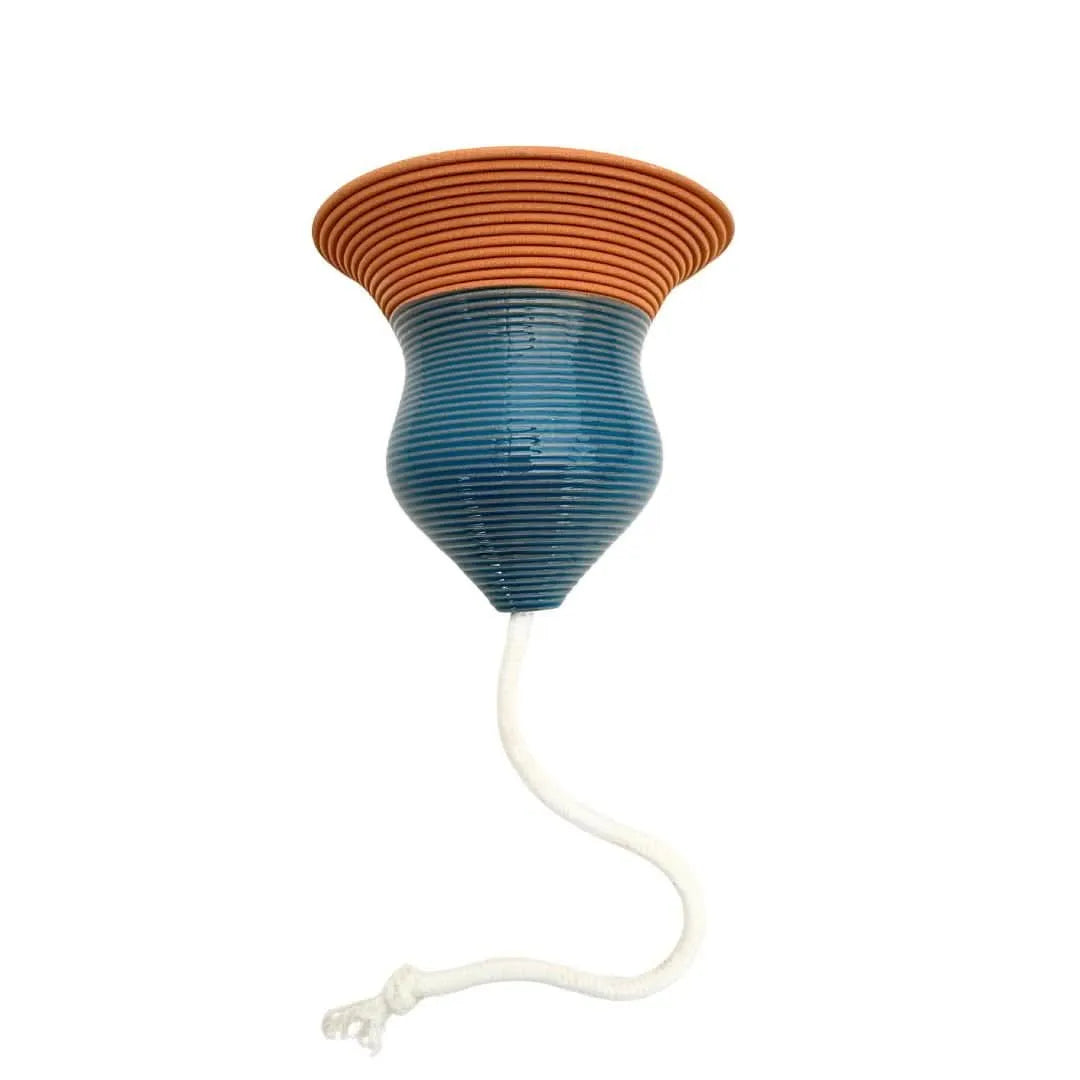 Sistema di idrocoltura Hydro Terra con cono in argilla e filo in cotone per irrigazione automatica, ecologico e senza manutenzione, ideale per piante da interno.