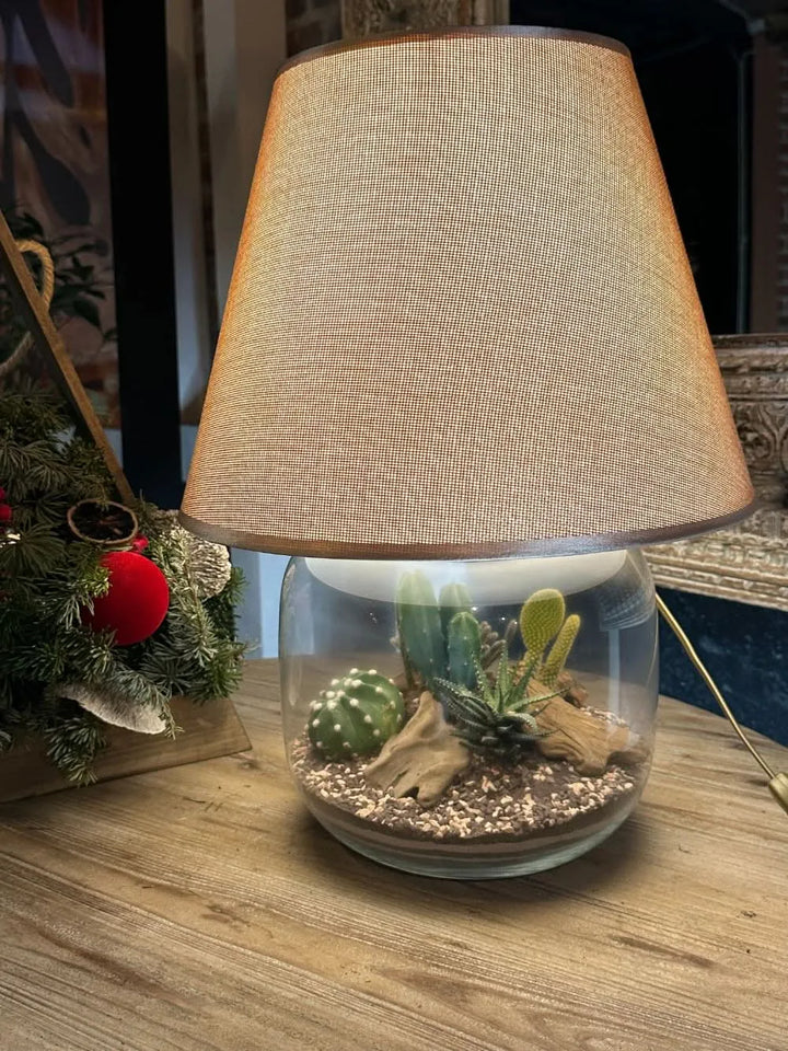 Dettaglio del Lamparium acceso - terrarium con luce integrata su tavolo in legno