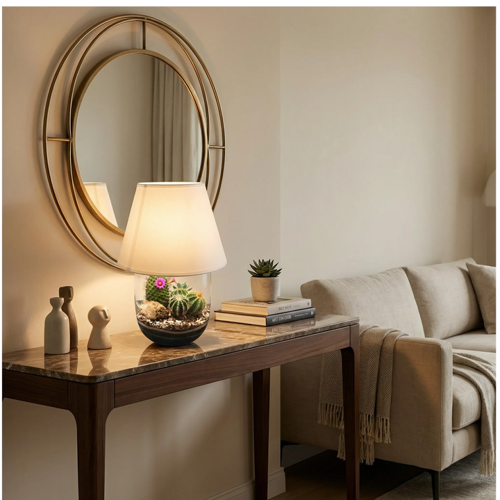 Lampada terrarium con cactus e piante grasse inserita su una consolle moderna, ideale come complemento d'arredo naturale per soggiorni eleganti.