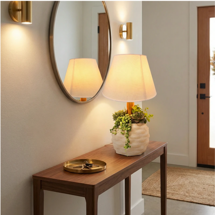 Lume da tavolo con vaso decorativo e composizione di piante grasse. Una lampada originale che unisce luce e design naturale, perfetta per soggiorno, ingresso o camera.