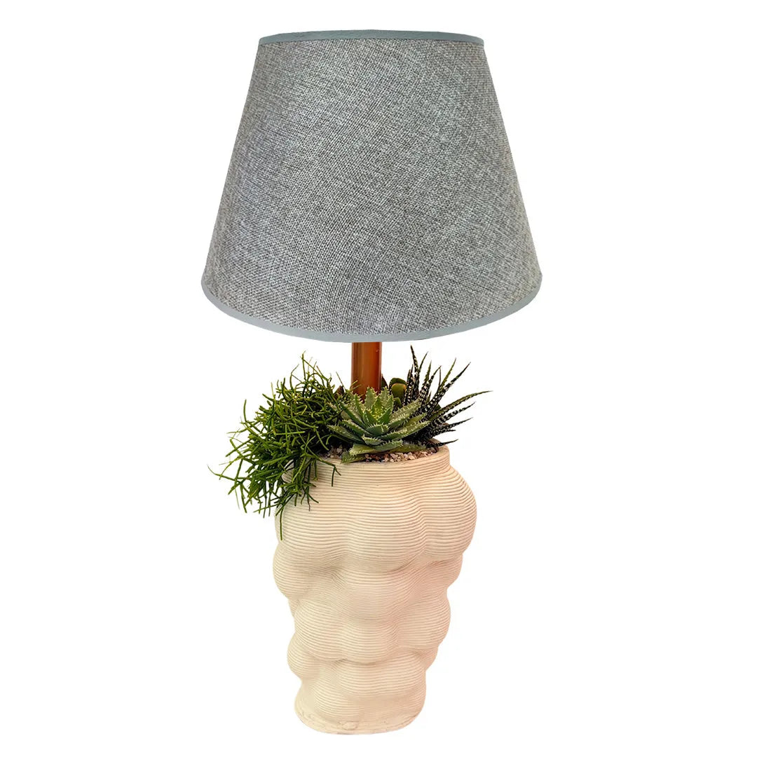 Lume con vaso in argilla grigio con piante grasse e paralume bianco 