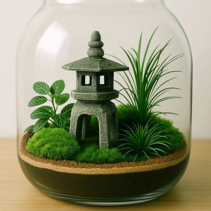 Terrarium con muschio e piante verdi, decorato con pagoda giapponese in resina, composizione zen in vaso di vetro.