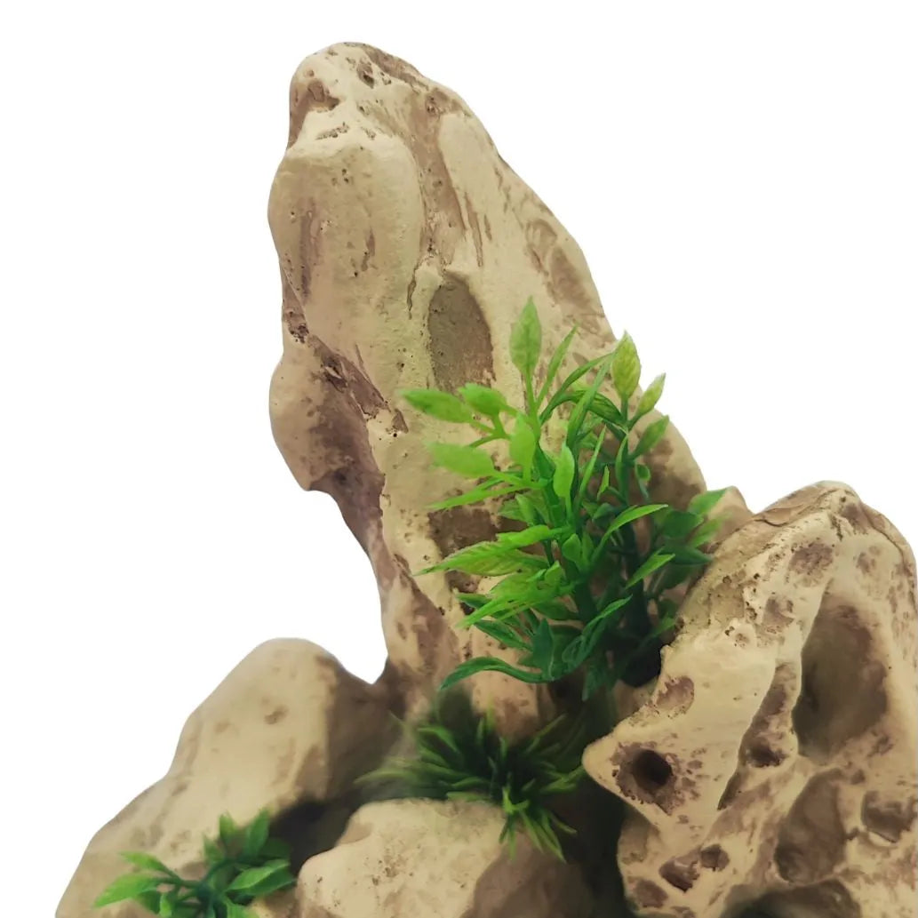Dettaglio pietra decorativa in resina con muschio artificiale e forma naturale, ideale per terrarium zen e decorazioni verdi.