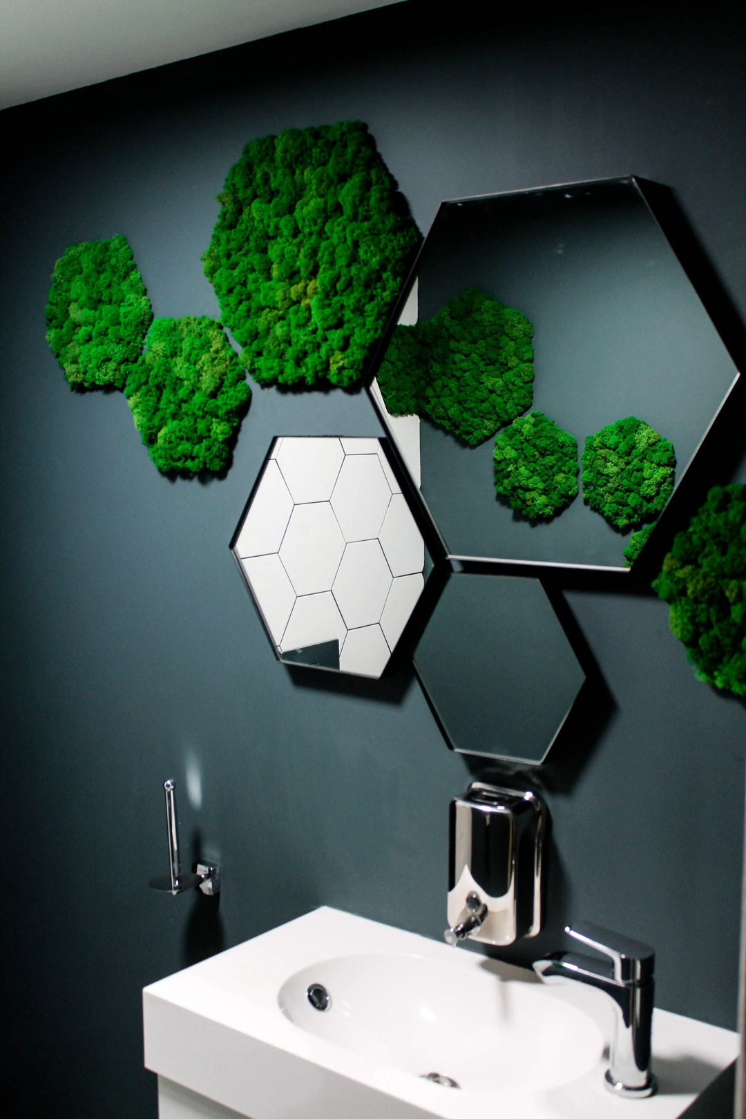 Quadro verde stabilizzato esagonale in bagno, tocco di natura