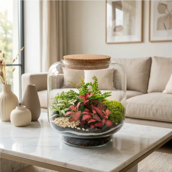 Terrarium decorativo Hortus 17x17 su tavolino in un soggiorno moderno elegante