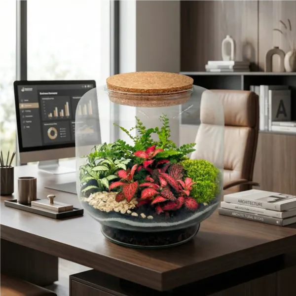 Terrarium Hortus 17x17 su scrivania ufficio con monitor e accessori di design