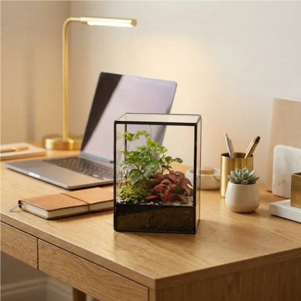 Terrarium rettangolare scrivania moderna home office laptop lampada ottone quaderno