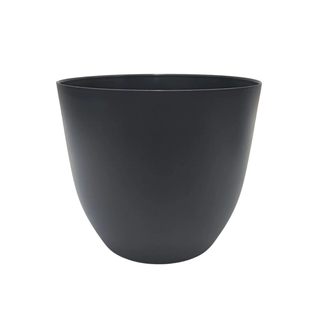 Vaso nero opaco in plastica con finitura elegante, perfetto per valorizzare piante ornamentali.