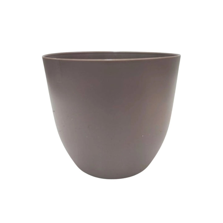 Vaso in plastica color tortora scuro, dalla linea pulita e versatile, adatto per interni contemporanei.
